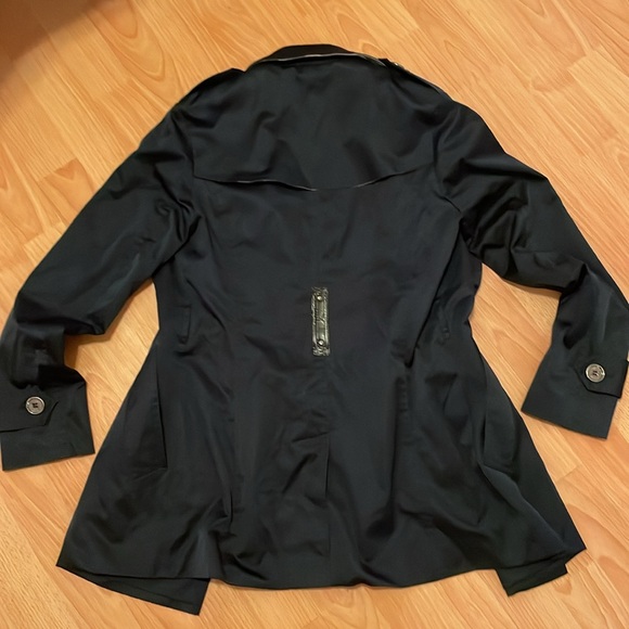 Authentic Burberry Trench Coat - Picture 5 of 6